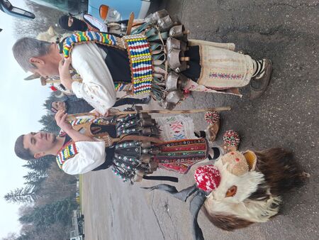 Tradicionalni liki iz Bolgarije z zvonci – kopija